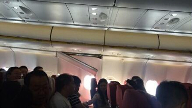 Ngăn để hành lý máy bay bị bung. 