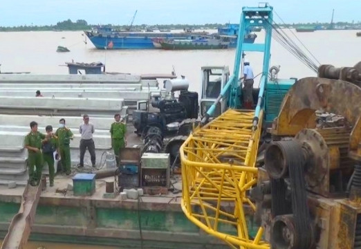 Ảnh hiện trường vụ sập cần cẩu làm 2 công nhân tử vong tại khu công nghiệp C (TP Sa Đéc) vào chiều 25/8. 