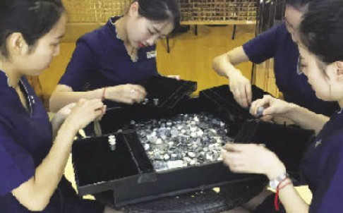 Các nhân viên tại cửa hàng phải mất nửa ngày để đếm xong số tiền xu "khủng". Ảnh: SCMP