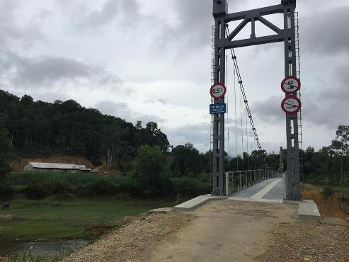 Chiếc cầu treo dân sinh Khe Tây hàng tỷ đồng hướng vào nhà Chủ tịch UBND xã Sơn Thọ, Vũ Quang. 