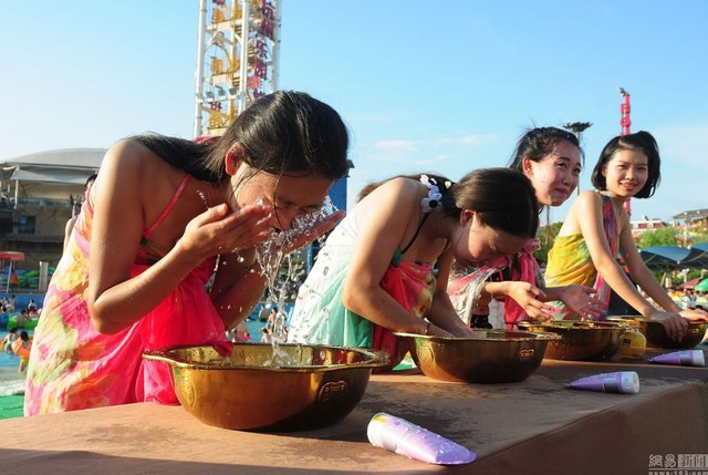 Hàng nghìn cô gái để mặt mộc, khoe vòng 1 để tìm người yêu