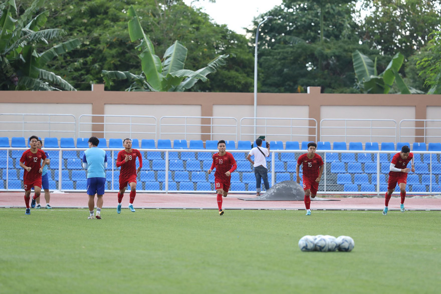 U22 Việt Nam tập làm quen sân Binan chiều 24/11. (ảnh Linh Hoàng)