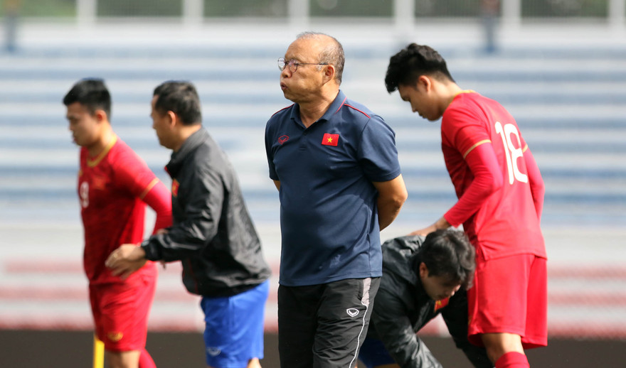 HLV Park Hang Seo trên sân tập của đội tuyển U22 Việt Nam sáng 29/11.