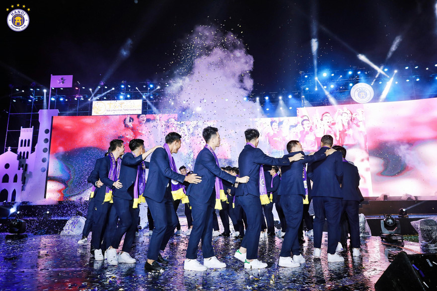 Các cầu thủ Hà Nội ở Gala tôn vinh đội bóng tối 1/11.