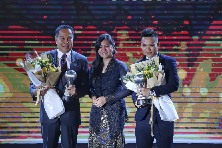Trần Văn Vũ trên bục nhận giải thưởng Cầu thủ futsal của năm tại AFF Awards Night tối 8/11.