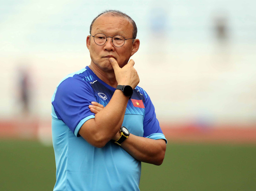 HLV Park Hang Seo cho quay hình trận đấu các đội bảng B để nghiên cứu. 