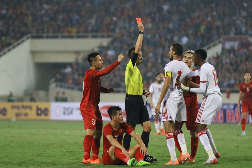 Khalifa Al Hammadi bị truất quyền thi đấu vì phạm lỗi với Tiến Linh.