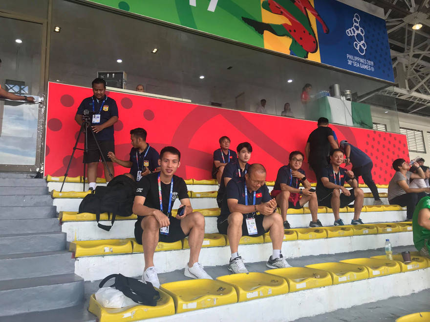 HLV Park Hang Seo nghiên cứu các đối thủ ở bảng B trong lượt trận ngày 26/11 tại Rizal Memorial.