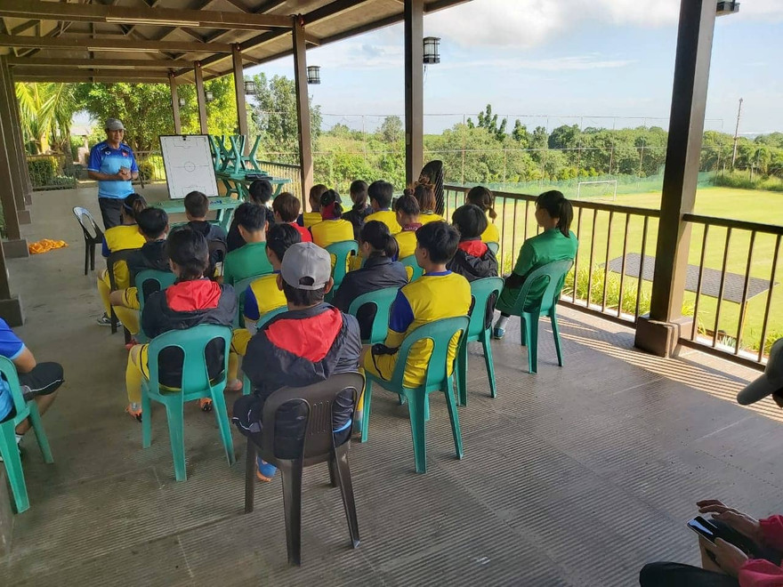 HLV Mai Đức Chung và các tuyển thủ nữ Việt Nam lên chiến thuật cho trận đấu với Indonesia.