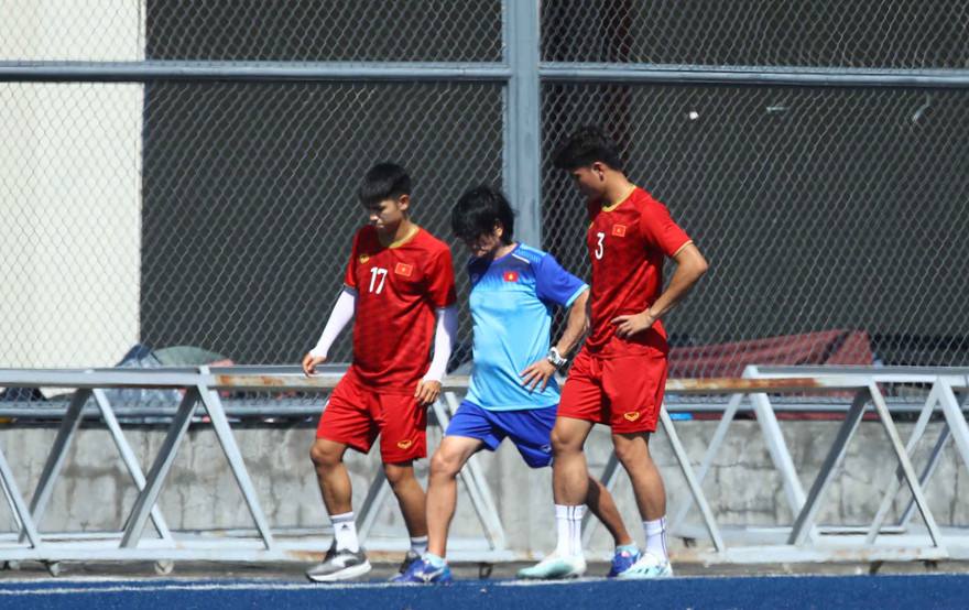 Tấn Sinh và Trọng Hùng phải tập theo gián án riêng cùng bác sĩ Choi ở buổi tập sáng 27/11 của U22 Việt Nam.