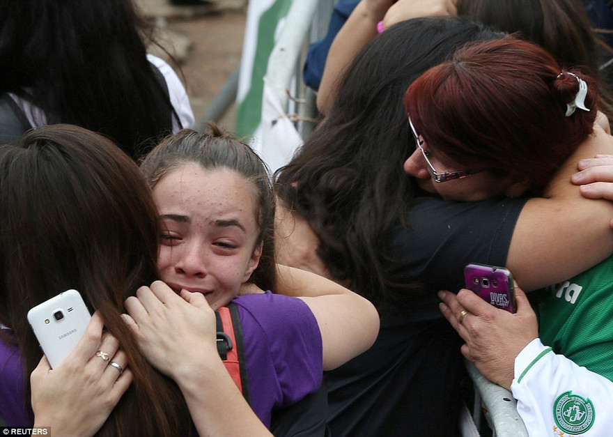 Người hâm mộ Chapecoense tiếc thương cho thành viên của đội bóng con cưng tử nạn trong vụ rơi máy bay hôm 28/11.
