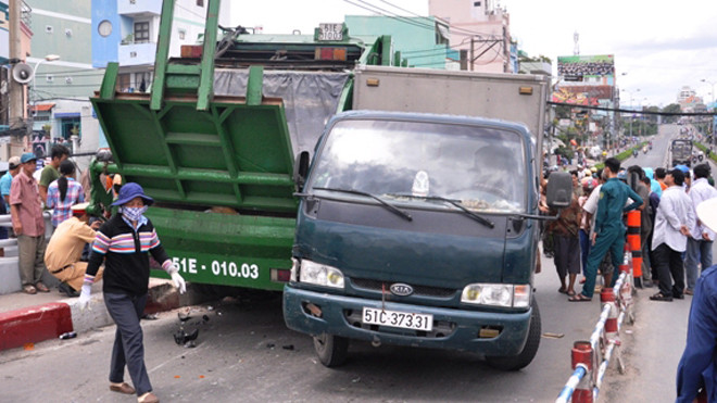 Xe rác “đại náo” trên cầu, nghiền nát 4 xe máy