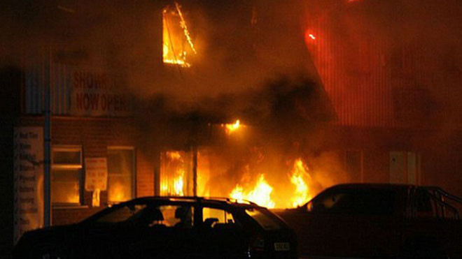 Nhà máy pháo hoa nổ kinh hoàng tại Anh