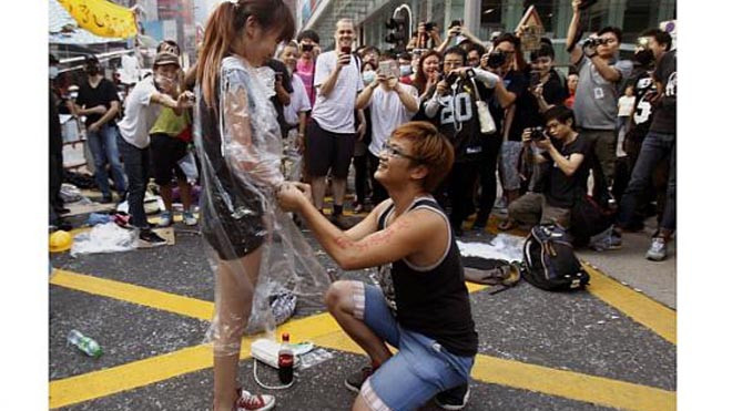 Nam sinh Yau Chi-hang cầu hôn bạn gái 