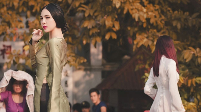 Người đẹp Trà Giang khoe vẻ đẹp trên phố cổ Hà Nội 