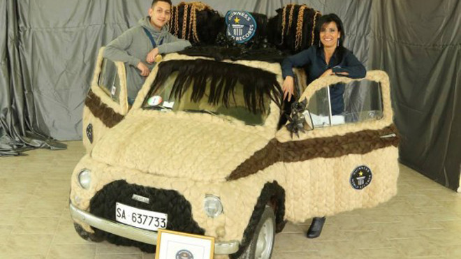 Dành 150 tiếng để bọc toàn bộ xe hơi bằng... tóc thật