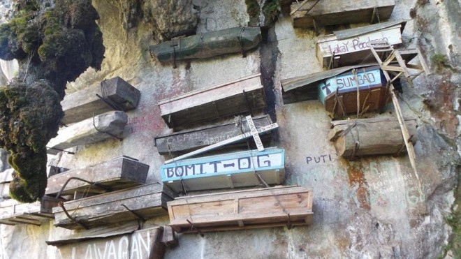 Kỳ bí nghĩa trang 2.000 năm tuổi trên vách đá