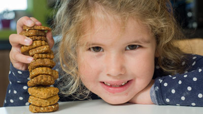 Bé Anya Solomon- James