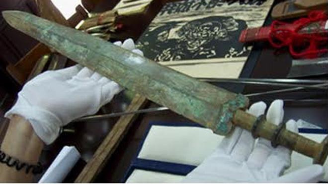 Thanh kiếm cổ 3.000 năm tuổi được Yang Junxi, 11 tuổi, phát hiện bên bờ sông tại tỉnh Giang Tô, Trung Quốc. Ảnh: Bitmap Image