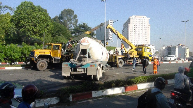 Xe đầu kéo tông dải phân cách, chắn ngang đường