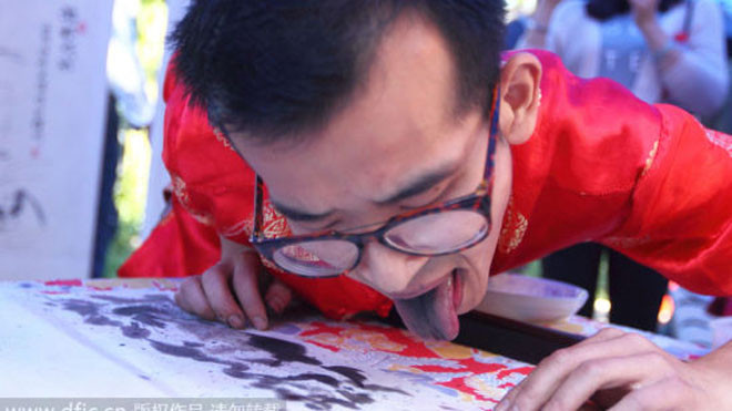 Choáng với người đàn ông vẽ tranh...bằng lưỡi