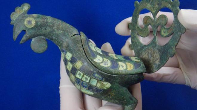 Bức tượng gà trống cổ. 