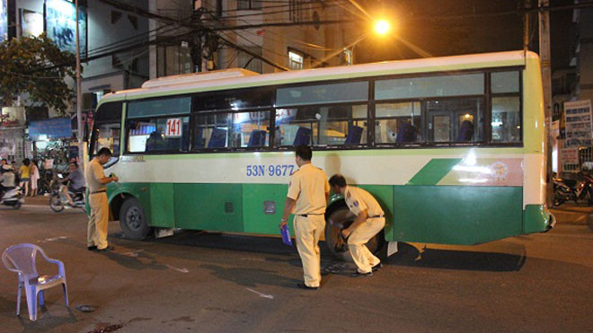 Say men, hai thanh niên tông xe buýt rồi bất tỉnh