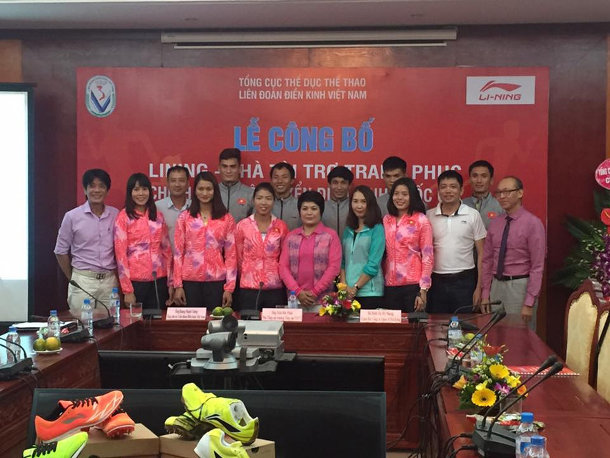 Các VĐV điền kinh mặc trang phục do Lining tài trợ