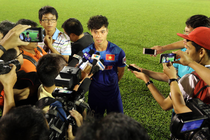Công Phượng trả lời báo chí sau buổi tập chiều 4/10 trên sân vận động Thống Nhất. Ảnh: Bất Hữu