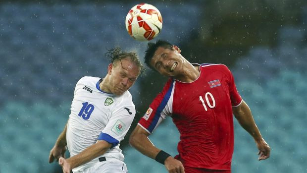 Pak Kwang Ryong (áo đỏ) từng thi đấu tại Champions League.