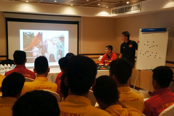 Thầy trò HLV Hoàng Anh Tuấn chia sẻ với người dân miền Trung vùng lũ.