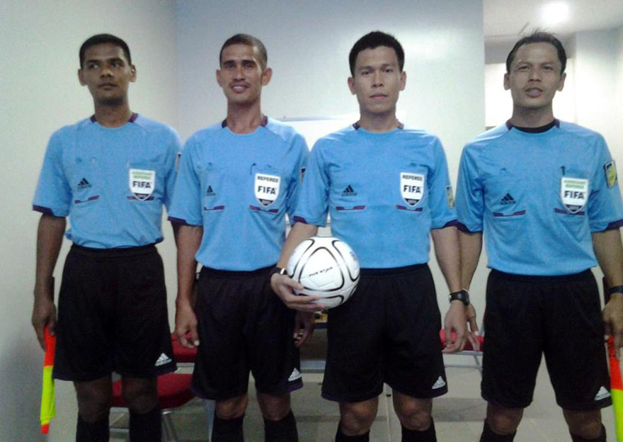 Trọng tài Mongkolchai Pechsri (cầm bóng)