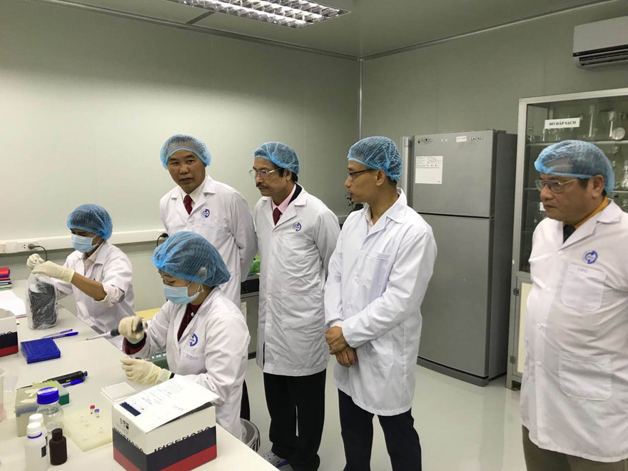 Thứ trưởng Bộ NN&PTNT Phùng Đức Tiến kiểm tra công tác xét nghiệm mẫu bệnh phẩm tại Trung tâm Chẩn đoán Thú y Trung ương.