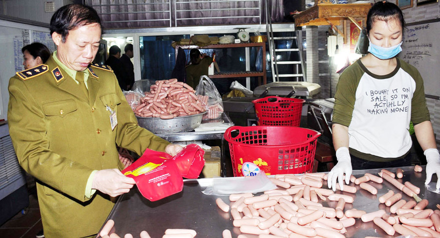 Cơ quan chức năng đã phát hiện trên 5.200 cơ sở vi phạm quy định về an toàn thực phẩm, vật tư nông nghiệp.