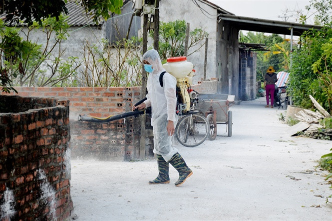  Phun thuốc tiêu độc khử trùng ở Đông Đô (huyện Hưng Hà, tỉnh Thái Bình) 