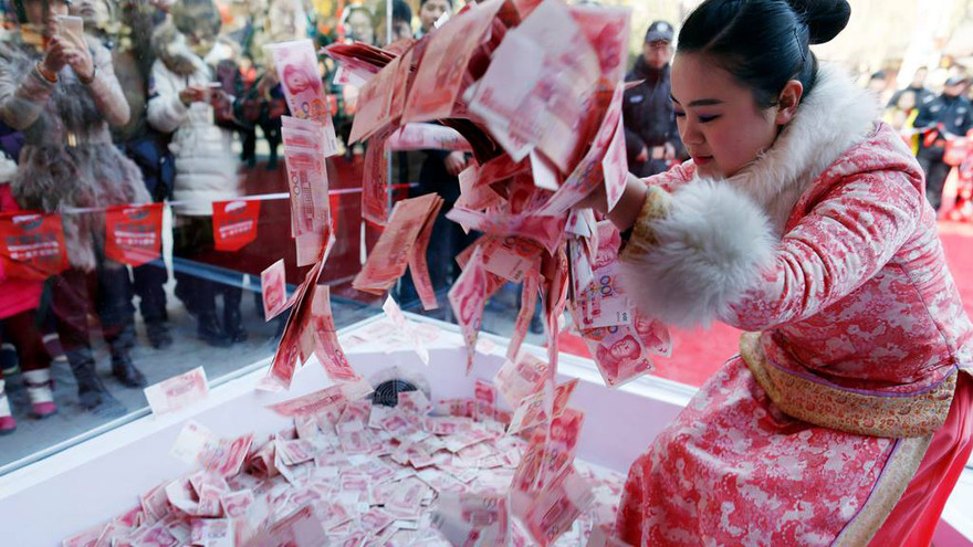 Nhân viên khu du lịch tung tiền cho du khách nhặt