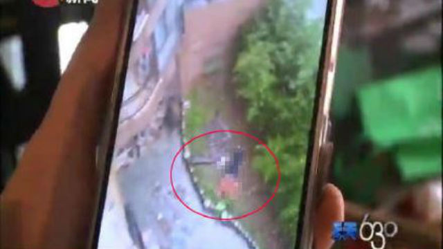 Người phụ nữ rơi từ tầng 24 xuống đất