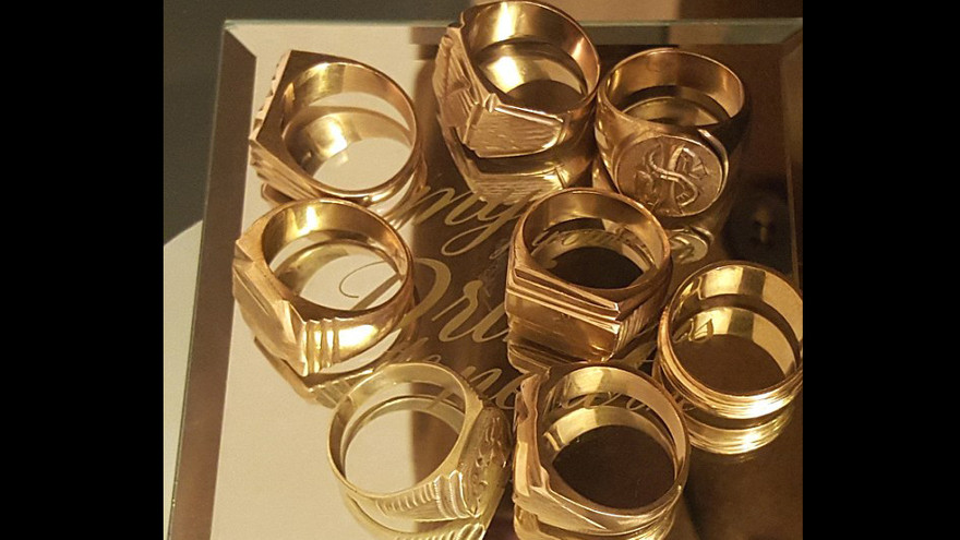 Tám chiếc nhẫn anh Justin Kayola mua ở trang web đấu giá của cảnh sát 