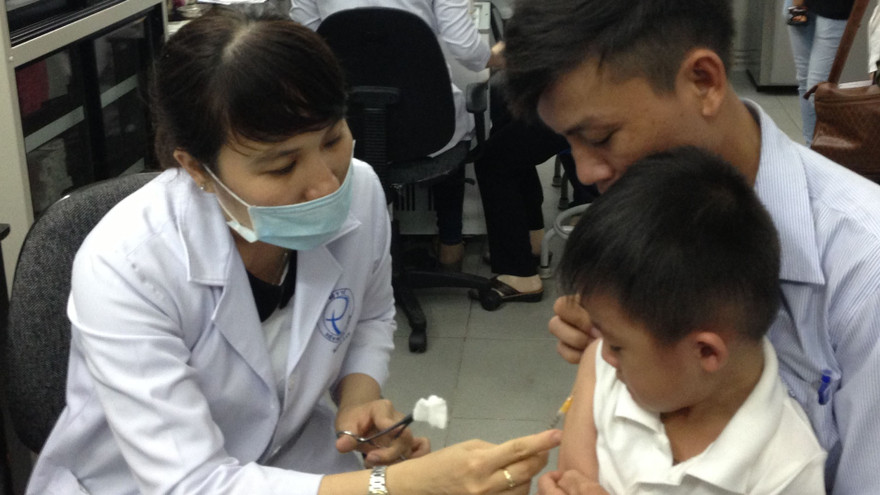 Người dân chờ đợi chích ngừa sởi cho con ở Viện Pasteur TPHCM. Ảnh: L.N 