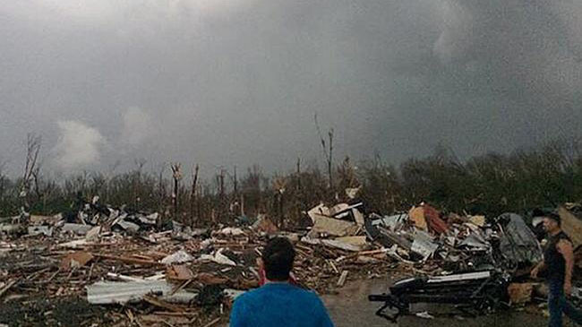 Khung cảnh hoang tàn sau lốc xoáy ở Mayflower, Arkansas.