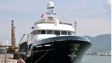 Siêu du thuyền Dorothea III đang đậu trên sông Hàn 