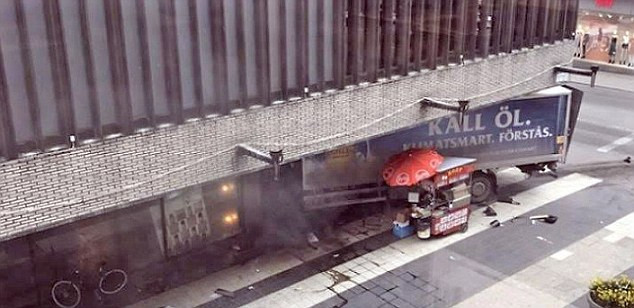 Chiếc xe tải đâm vào một cửa hàng sau khi lao vào người đi bộ.