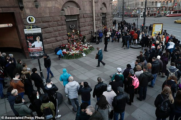 Người dân đặt hoa ở ga tàu điện ngầm St. Peterburg tưởng nhớ những người thiệt mạng trong vụ khủng bố đẫm máu. 