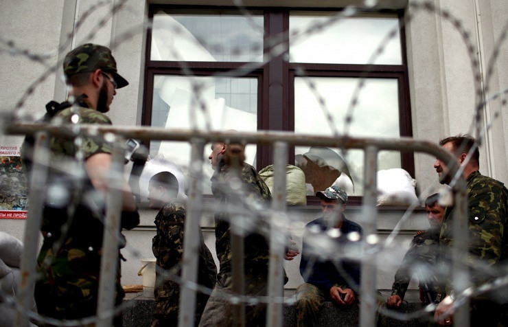 Lính Ukraine đầu hàng quân ly khai