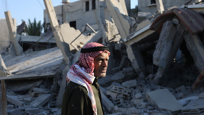 Người đàn ông Palestine trước đống đổ nát ở dải Gaza