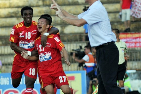 Các cầu thủ Hải Phòng ăn mừng bàn thắng vào lưới Bình Dương.