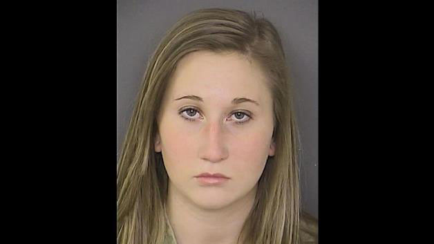 Lauren A. Bush, 17 tuổi, một trong 2 thiếu nữ có ép cậu bé tự kỉ khiêu dâm