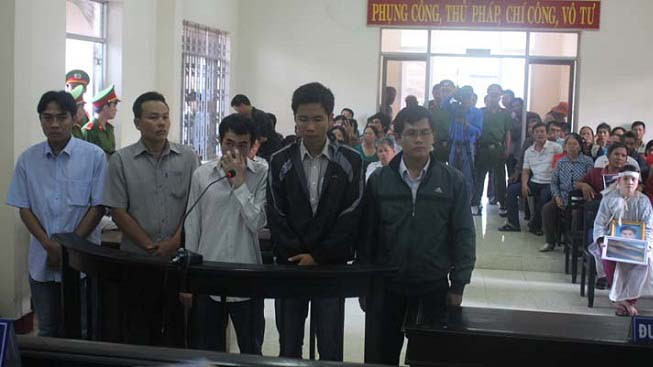 Bị cáo và gia đình tại phiên xử sơ thẩm ngày 10/3 