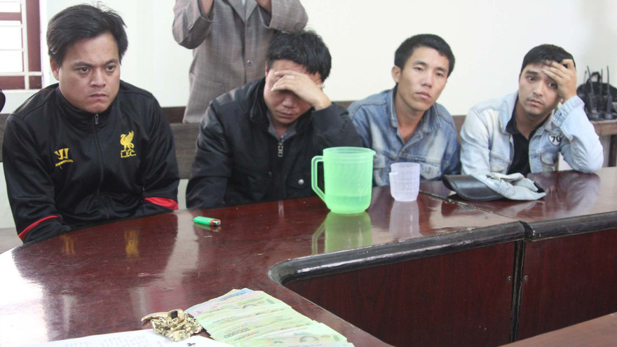 Bốn lái xe bị bắt giữ cùng tang vật. 