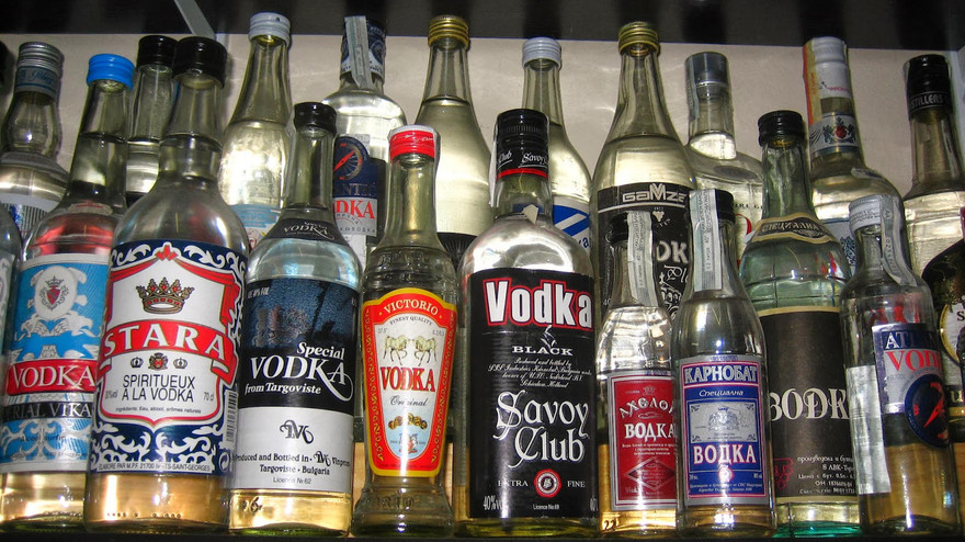 Rượu "xịn" tăng giá, có thể làm tăng việc tiêu thụ rượu lậu, rượu giả. Ảnh: Minh họa